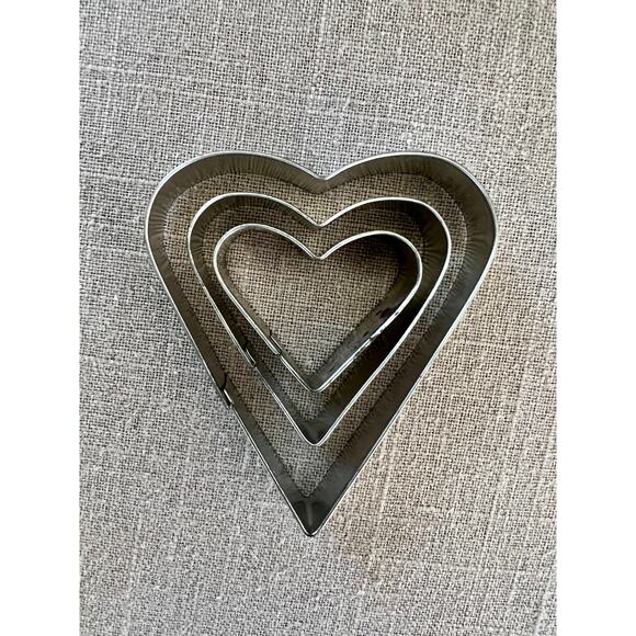 Set of 6 Vintage Aluminum Cookie Cutters- 3 Heart and 3 Hexagram Star - Picture 6 of 9